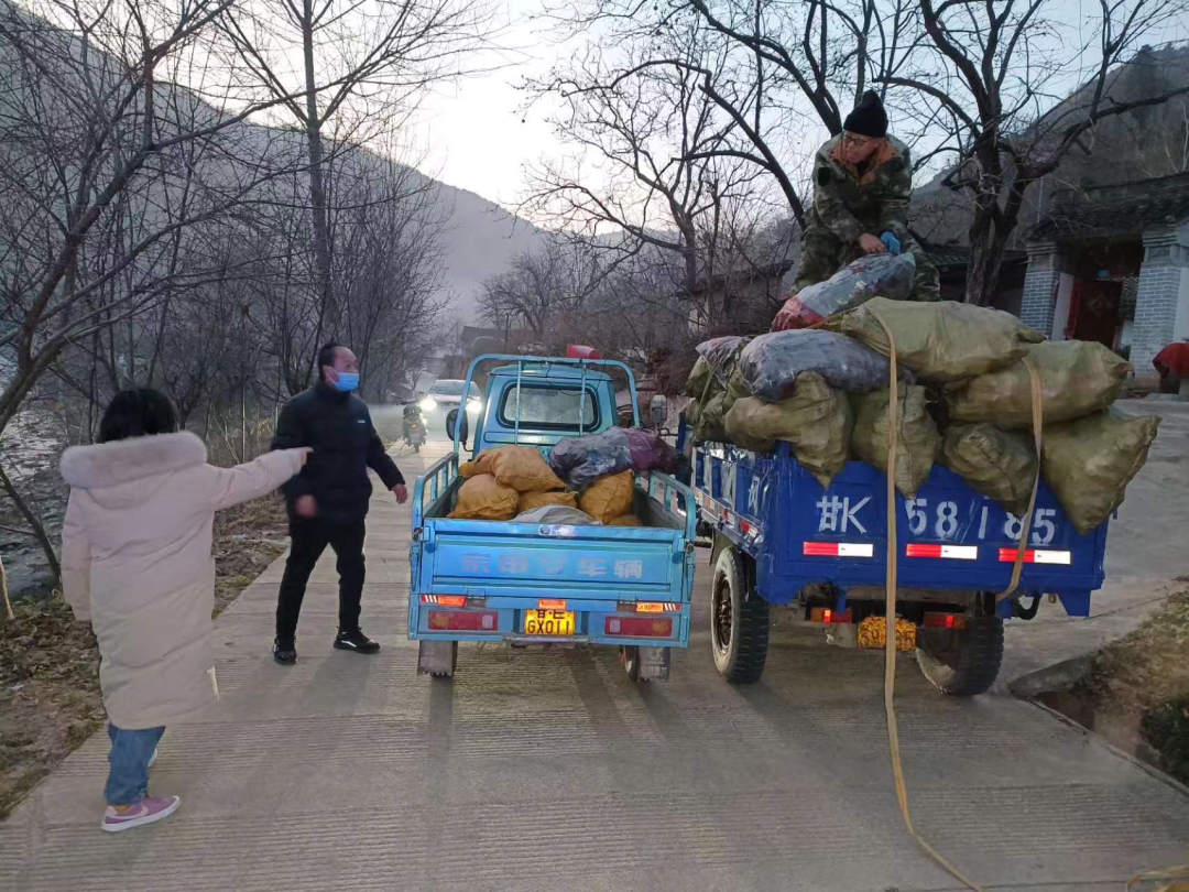 甘肃省陇南市生态环境局为3个村共计17户困难群众送去8.5吨取暖煤
