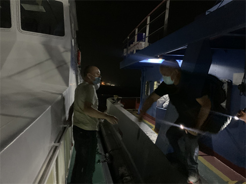 星夜驰援 黄冈海事救助生病船员