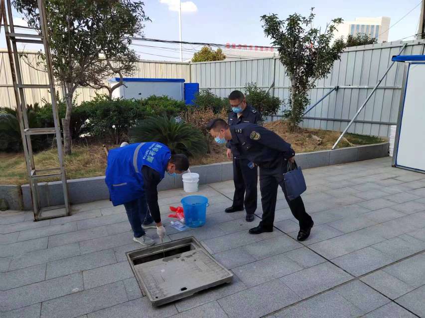 麻城市生态环境分局坚定地站在疫情防控第一线，守护饮水安全和生态环境安全