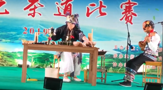 琼英传承布朗族竹筒雷响茶不放松