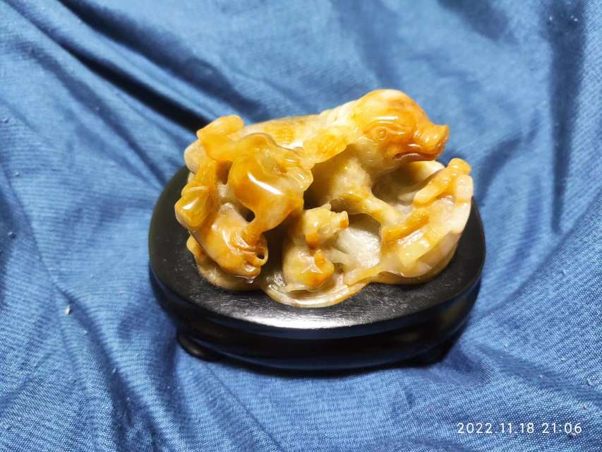 朋友为我精心雕塑一窝猪送来祝福