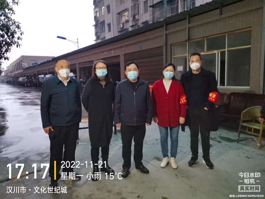汉川市“环保绿”化身“志愿红”筑起疫情防控安全网