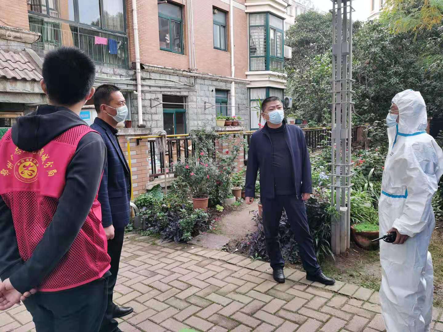鄂州市生态环境保护综合执法支队鄂城大队指导封控小区做好医疗废物处置