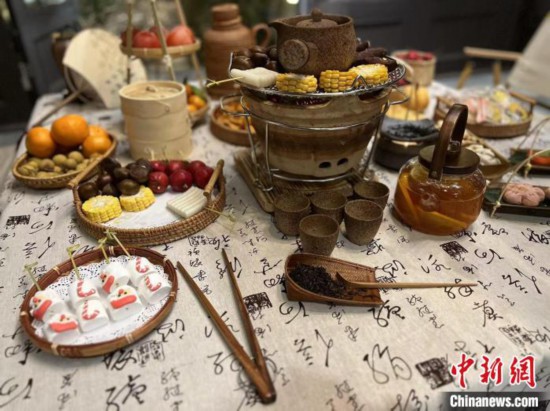 大家‘围炉煮茶’，难道是来吃炉上烤的那些水果零食吗？