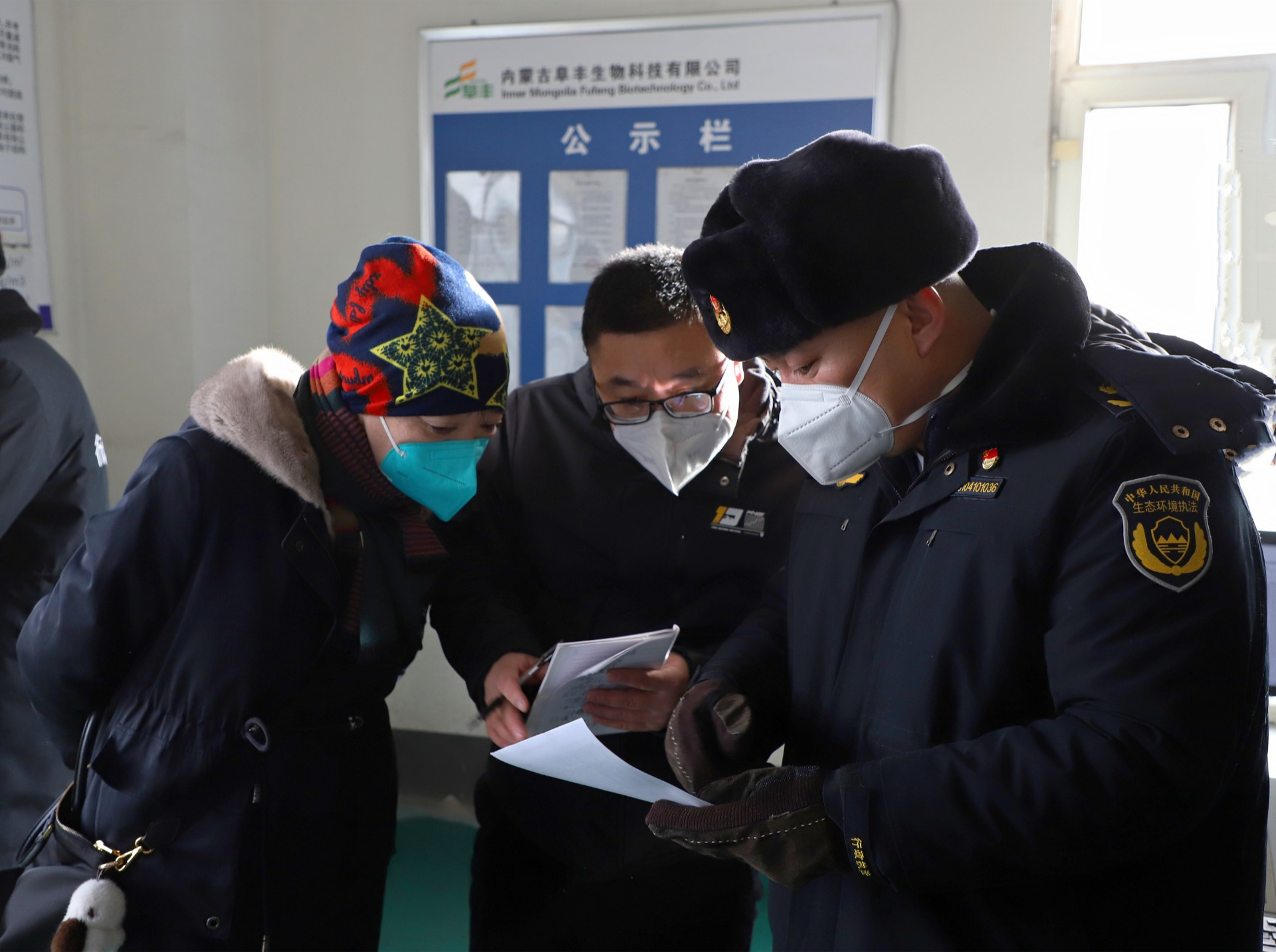执法人员一边检查在线数据一边介绍相关情况2.jpg
