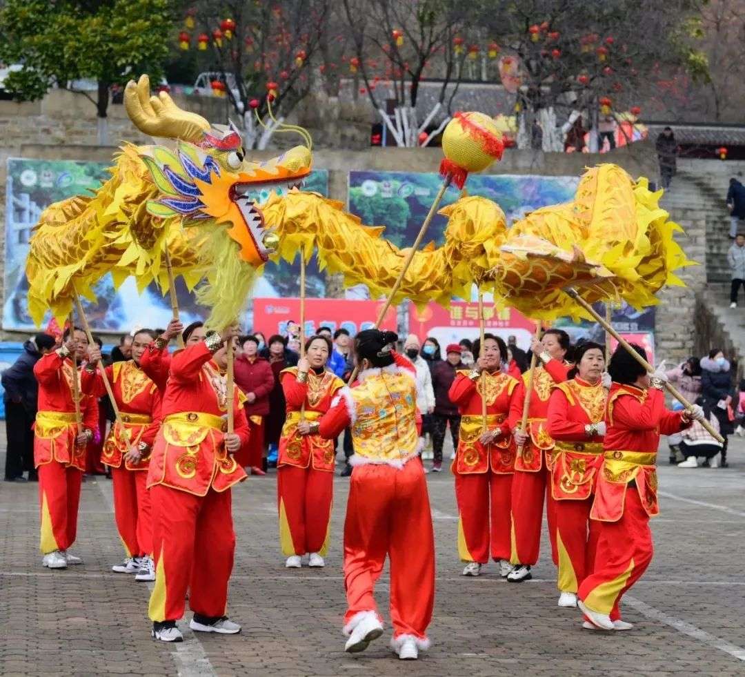 舞龙狮，划早船，欢欢喜喜过大年