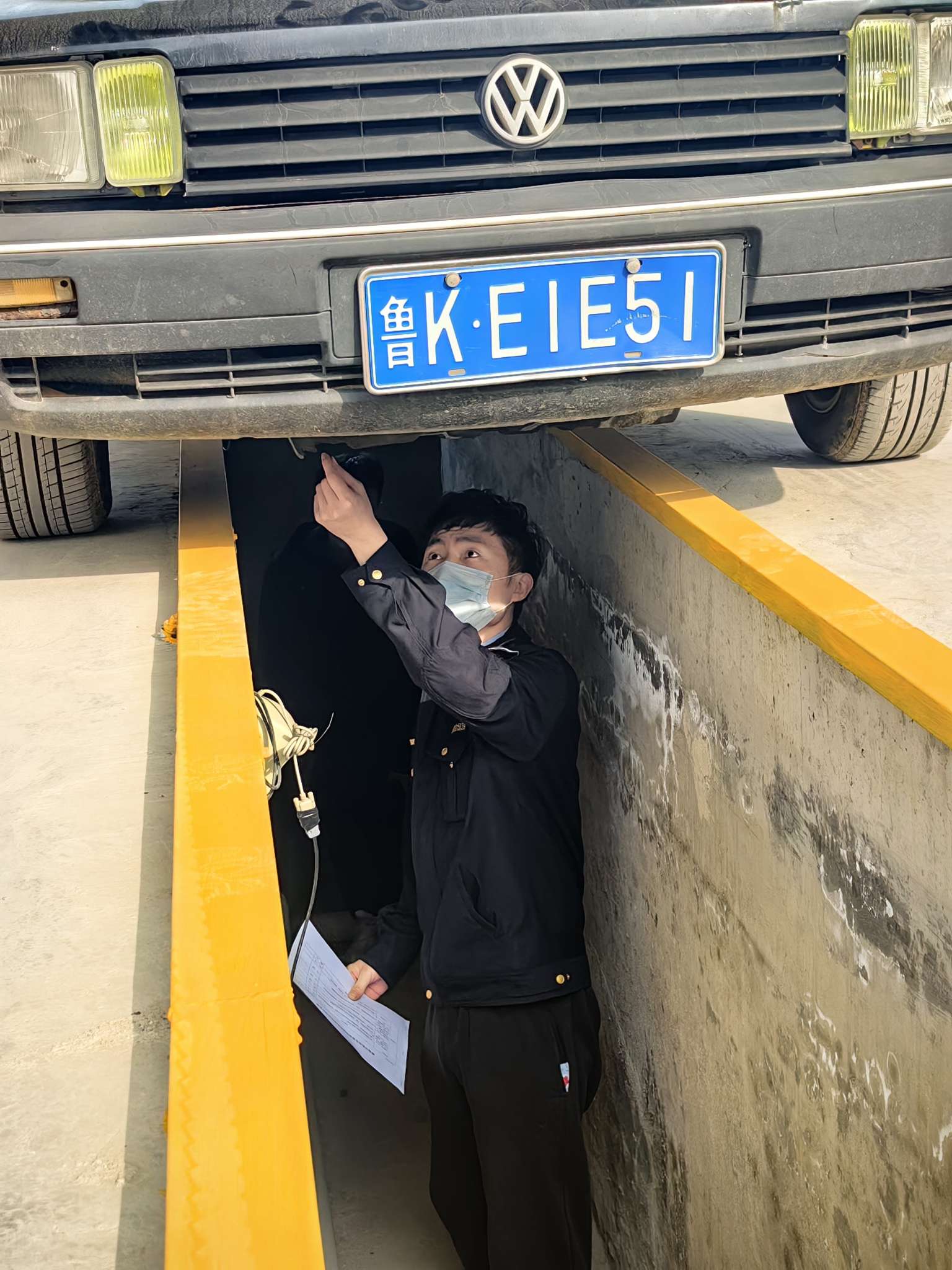 威海市生态环境局经区分局联合机动车中心对车辆检测线进行现场检查