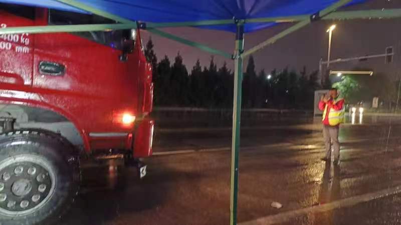 渭南市临渭区环境监测人员冒雨检测机动车尾气