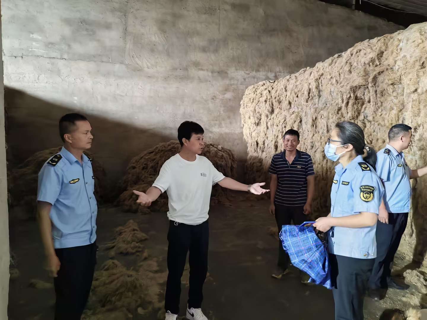 蕲春生态环境分局开展端午节期间环境安全隐患排查